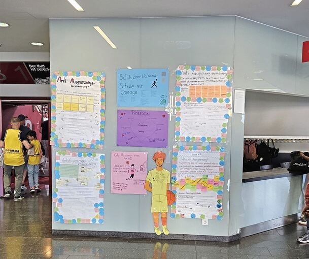 Anti-Rassismus-Plakate an einem Pfeiler der MHP-Arena.