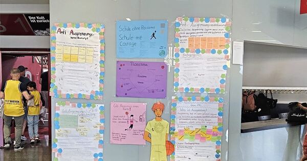 Anti-Rassismus-Plakate an einem Pfeiler der MHP-Arena.