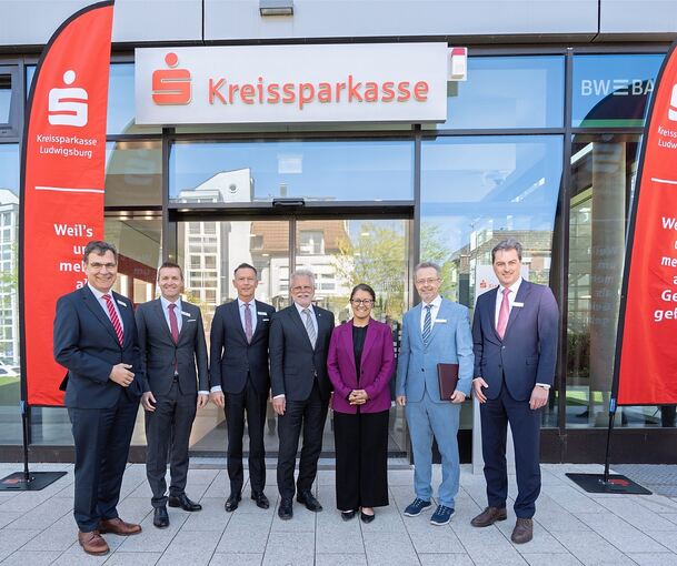 Oberbürgermeister Makurath (Mitte) zwischen zufriedenen Kreissparkassen-Mitarbeitern.