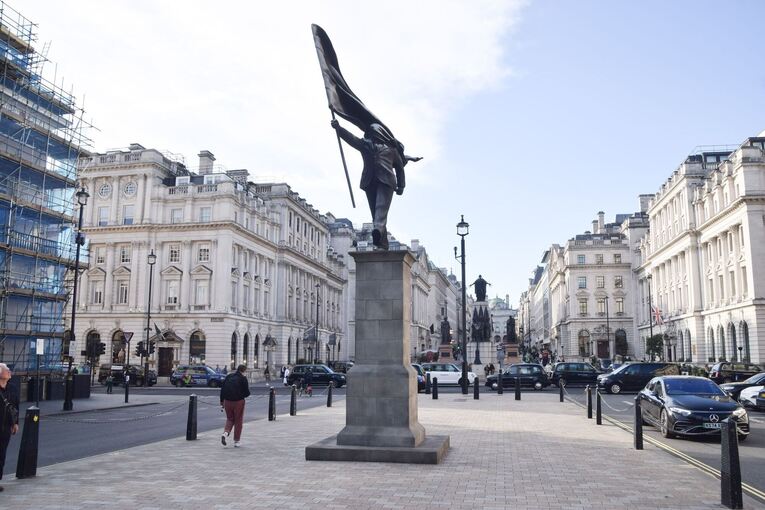 Mögliche Statue von Banksy taucht im Zentrum Londons auf
