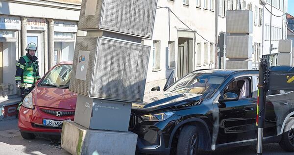 Der BMW ist gegen 8.20 Uhr gegen die Filtersäule geprallt.