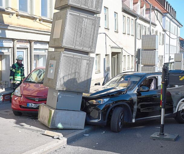 Der BMW ist gegen 8.20 Uhr gegen die Filtersäule geprallt. Der BMW ist gegen 8.20 Uhr gegen die Filtersäule geprallt.
