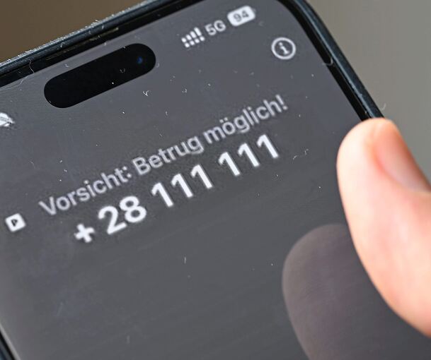 Vielleicht Betrüger? Dann lieber nicht rangehen.