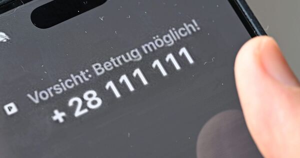 Vielleicht Betrüger? Dann lieber nicht rangehen.