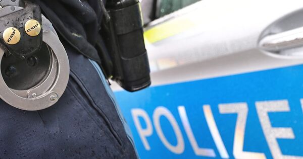 Der 39-Jährige soll einen 63-Jährigen mit einem Messer bedroht haben.