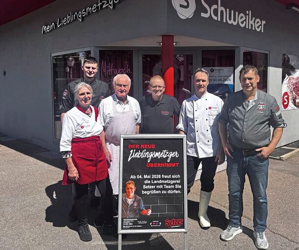 Die Schweikers und das Team der Metzgerei Setzer vor dem Geschäft in der Hauptstraße 60.