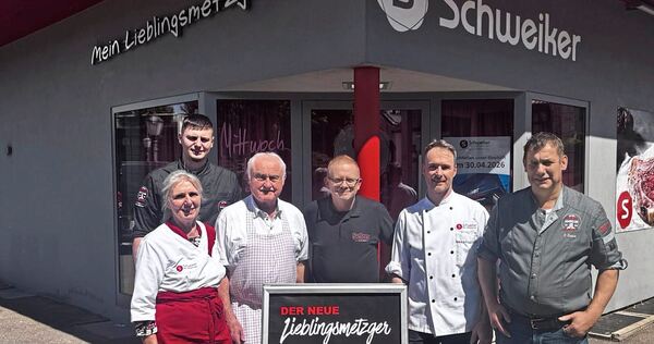 Die Schweikers und das Team der Metzgerei Setzer vor dem Geschäft in der Hauptstraße 60.