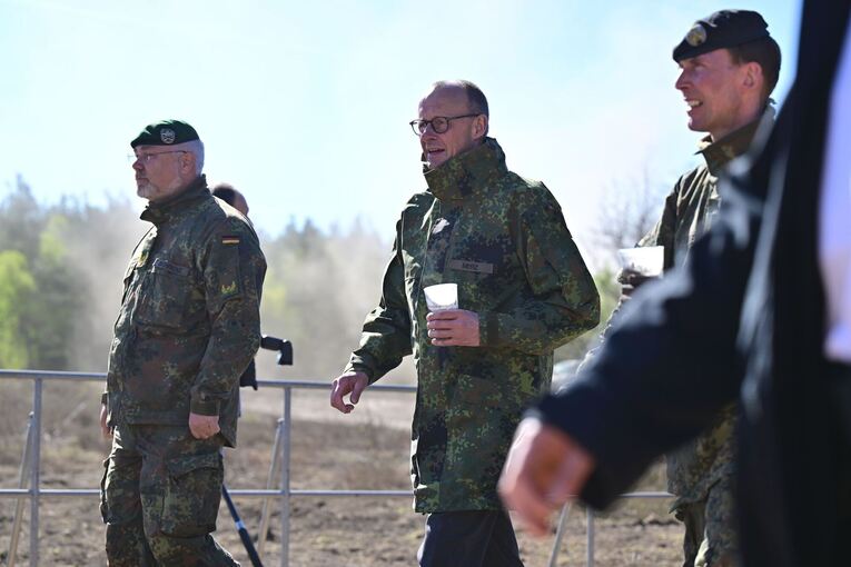 Bundeskanzler Merz besucht Bundeswehr in Munster