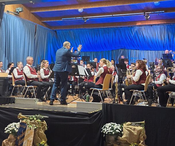 Die Aktive Kapelle mit Dirigent Benny Reiner auf der Bühne in der Festhalle.