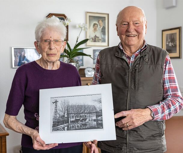 Helga und Rolf Metzger mit einem Foto der Bachmühle: Mitte April hat das Ehepaar Eiserne Hochzeit gefeiert.