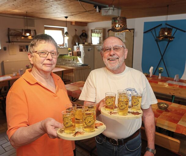 Wolfgang Gommel, seine Frau Margarete und ihr Besenteam schließen am Sonntagnachmittag die Pforten ihres Heimerdinger Mostbesens an der Hemminger Straße 57