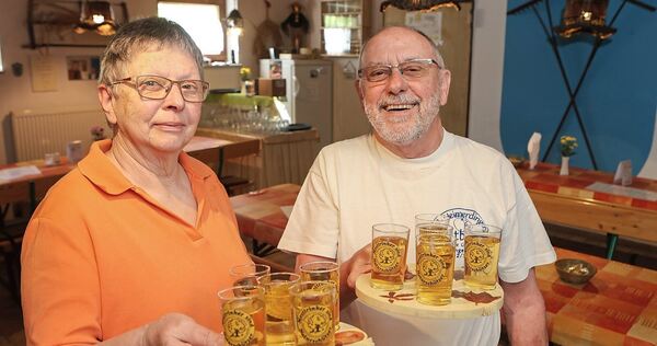 Wolfgang Gommel, seine Frau Margarete und ihr Besenteam schließen am Sonntagnachmittag die Pforten ihres Heimerdinger Mostbesens an der Hemminger Straße 57