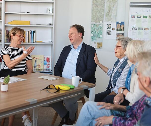 Oberbürgermeister Matthias Knecht im Gespräch mit den Aktiven im Nachbarnetz.