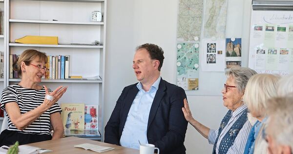 Oberbürgermeister Matthias Knecht im Gespräch mit den Aktiven im Nachbarnetz.