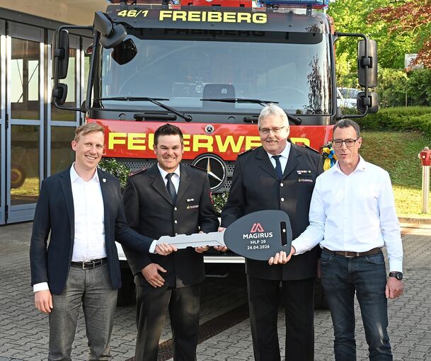 Bei der Übergabe des neuen Feuerwehrfahrzeugs (von links): Bürgermeister Jan Hambach, Maschinistenausbilder Tim Jaiser, Kommandant Thomas Jetter und Andreas Reichenbach von Magirus.