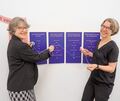 Dörte Bester (links) und Alke Hollwedel präsentieren die Ausstellung.