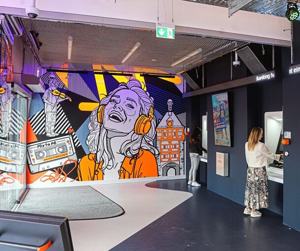 Clubatmo im SB-Bereich: Die Corporate Wall an den Geldautomaten gestaltete das Tape-Art-Duo Dumbo und Gerald.