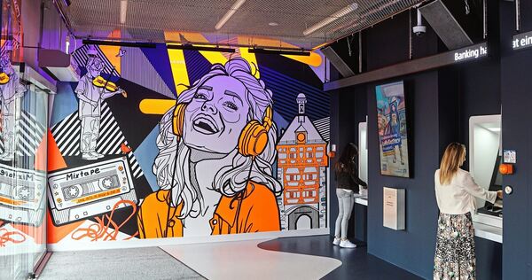 Clubatmo im SB-Bereich: Die Corporate Wall an den Geldautomaten gestaltete das Tape-Art-Duo Dumbo und Gerald.