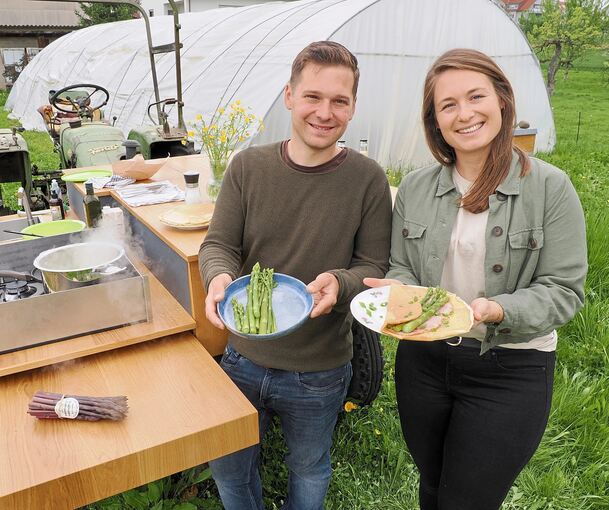 Marie und Martin Joos lieben das Leben am Neckar. Neben dem Steillagenweinbau sind sie immer auf der Suche nach neuen Ideen für den Hofladen. Dort gibt es auch Spargel aus eigenem Anbau.