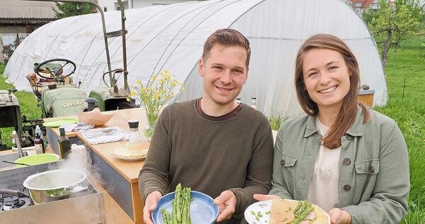Marie und Martin Joos lieben das Leben am Neckar. Neben dem Steillagenweinbau sind sie immer auf der Suche nach neuen Ideen für den Hofladen. Dort gibt es auch Spargel aus eigenem Anbau.