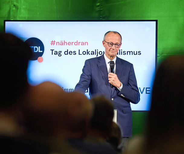 Bundeskanzler Friedrich Merz (CDU) spricht im Kulturhaus von Salzwedel zu den Teilnehmern vom „Tag des Lokaljournalismus“.