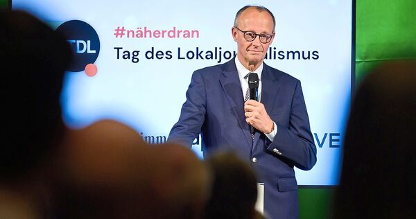 Bundeskanzler Friedrich Merz (CDU) spricht im Kulturhaus von Salzwedel zu den Teilnehmern vom „Tag des Lokaljournalismus“.