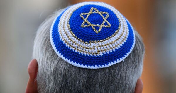 Mann mit Kippa