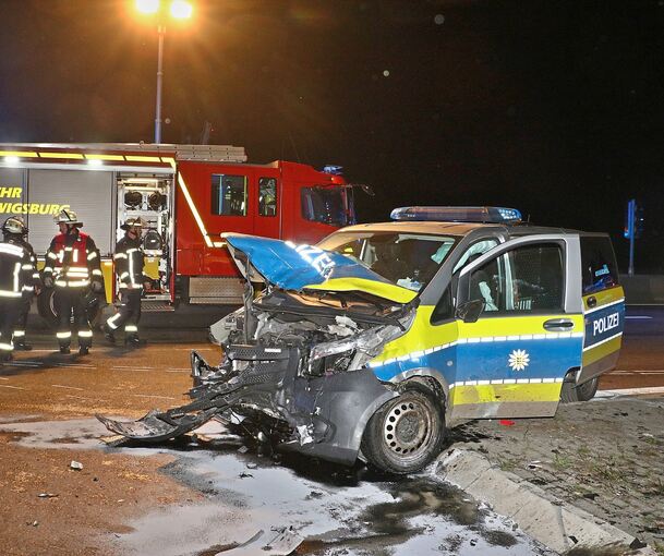 Das verunglückte Polizeifahrzeug an der A81-Anschlussstelle Ludwigsburg-Süd.