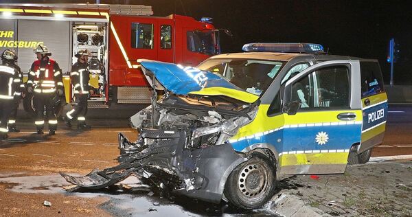 Das verunglückte Polizeifahrzeug an der A81-Anschlussstelle Ludwigsburg-Süd.