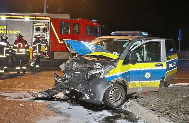 Das verunglückte Polizeifahrzeug an der A81-Anschlussstelle Ludwigsburg-Süd.