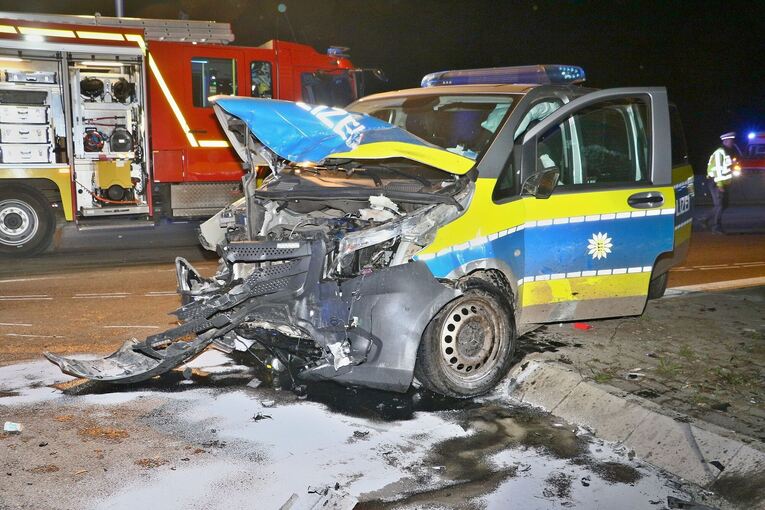 Polizeiwagen prallt im Einsatz gegen Auto - fünf Verletzte
