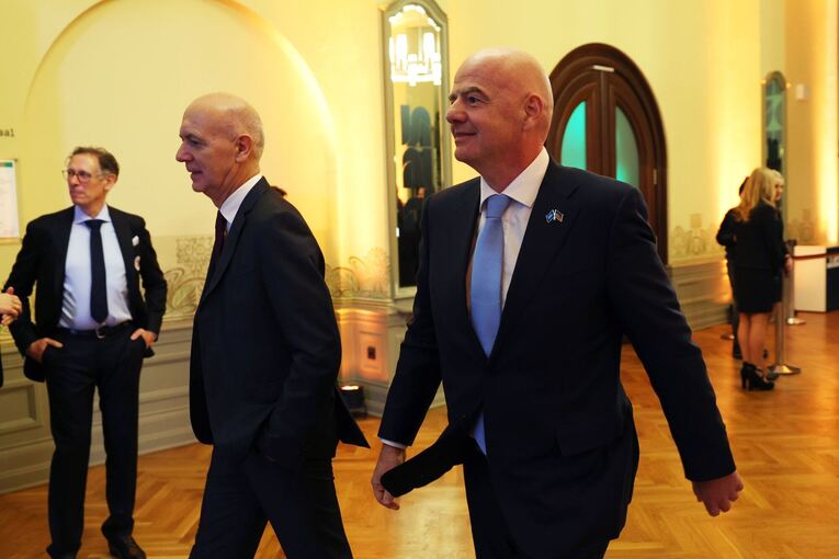 Bernd Neuendorf (l) und Gianni Infantino