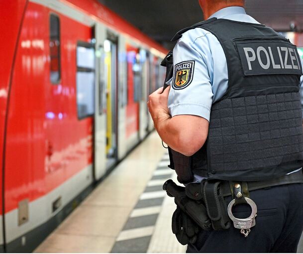Deutlich mehr Sicherheitskräfte von der DB und der Polizei sind in jüngster Zeit an den Bahnstationen unterwegs.