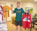 Welches Trikot hätten Sie denn gerne? Uwe Düding zeigt Vintage-Leibchen des VfB Stuttgart und von Real Madrid.