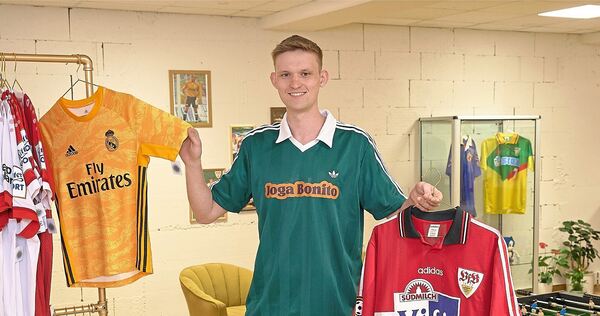Welches Trikot hätten Sie denn gerne? Uwe Düding zeigt Vintage-Leibchen des VfB Stuttgart und von Real Madrid.