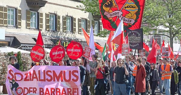Der Demozug durch die Innenstadt verläuft friedlich.