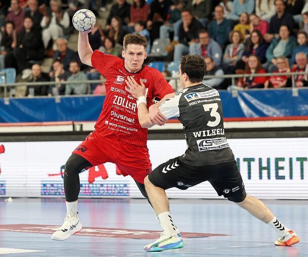Aktuell in Topform: Bietigheims Maxim Orlov (links), hier im Duell mit Christian Wilhelm von der HSG Nordhorn-Lingen, steht mit der SG BBM vor dem Aufstieg in Liga eins.
