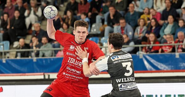 Aktuell in Topform: Bietigheims Maxim Orlov (links), hier im Duell mit Christian Wilhelm von der HSG Nordhorn-Lingen, steht mit der SG BBM vor dem Aufstieg in Liga eins.