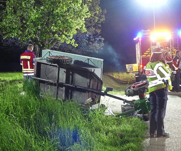 Bei dem Unfall kippte der Einachser mit Anhänger auf die Seite. Insgesamt wurden zwölf Personen verletzt.