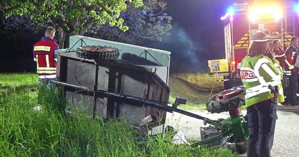 Bei dem Unfall kippte der Einachser mit Anhänger auf die Seite. Insgesamt wurden zwölf Personen verletzt.