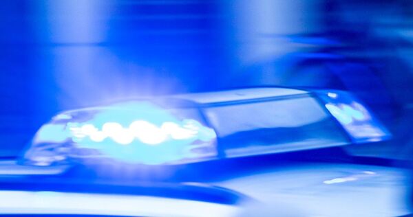 Fahrer entzieht sich Polizeikontrolle