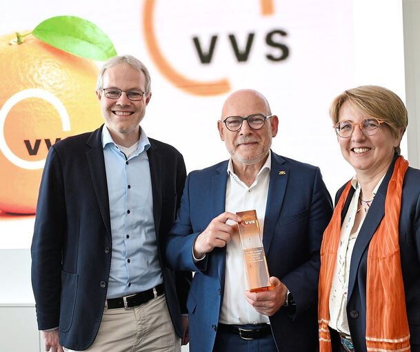 Auszeichnung zum Abschied: Die VVS-Chefin Cornelia Christian und Co-Geschäftsführer Jan Neidhardt (links) zeichnen Verkehrsminister Winfried Hermann mit der „Goldenen Orange“ aus.