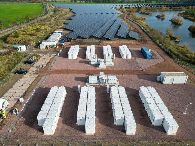 Solar-Batteriespeicher-Hybridkraftwerk