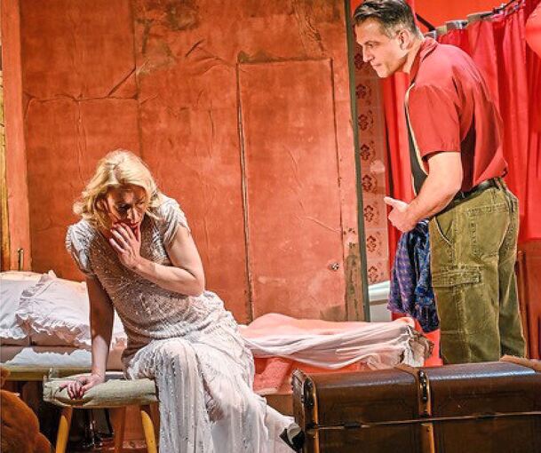Blanche (Natalie O‘Hara) bekommt die toxische Männlichkeit Stanleys (Max Hemmersdorfer) zu spüren.