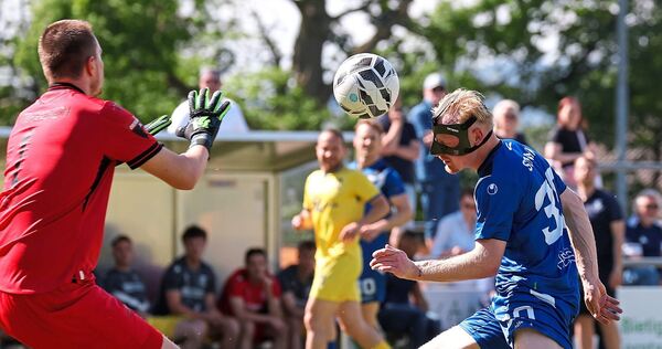 Auffällig in der Offensive: Nullachter Max Stumm (rechts).
