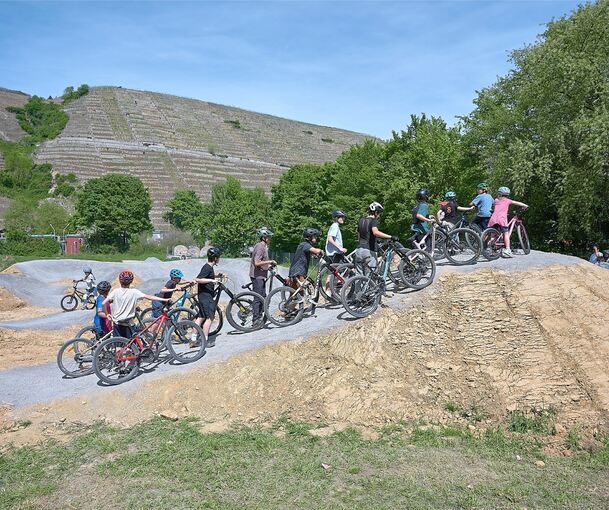 Junge Biker warten darauf, dass sie die neue Anlage testen dürfen.