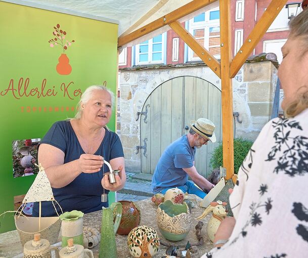 Kreative Keramikarbeiten kommen bei den Marktbesuchern gut an.