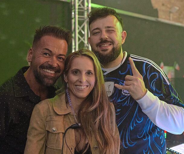 Sie sorgen für heiße Rhythmen in der Alten Rösterei: Giulia Gatto von Ungeheuer+Ulmer, DJ Skizzo (links) und DJ Igoritto.
