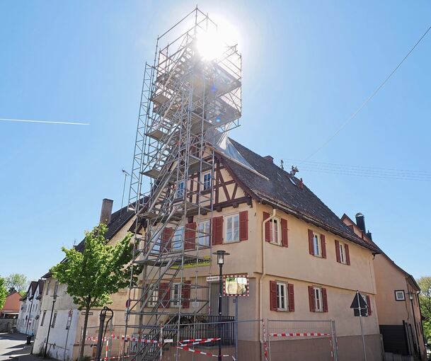 Der Glockenturm am Alten Rathaus musste eingerüstet werden, weil Teile der Glockenstube herabfielen.