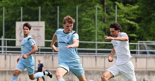 Martino Ferrara (rechts) und der TV Aldingen – hier im Laufduell mit Bissingens Leon Tobler – bleiben im Rennen um Platz zwei.